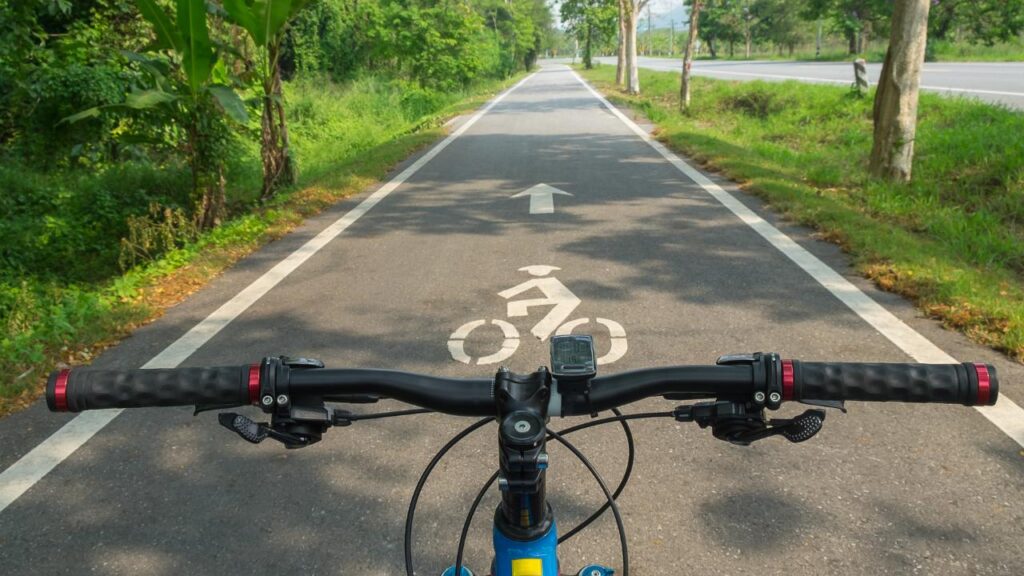 Imagem de uma ciclovia, local ideal para ciclistas novatos praticarem o esporte com muito mais segurança e tranquilidade