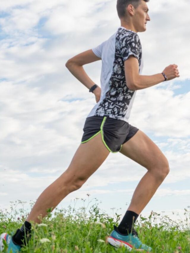 Homem começando a correr do zero, uma paisagem natural ao fundo