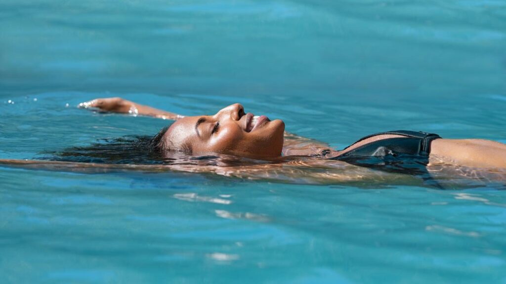 mulher flutuando na piscina