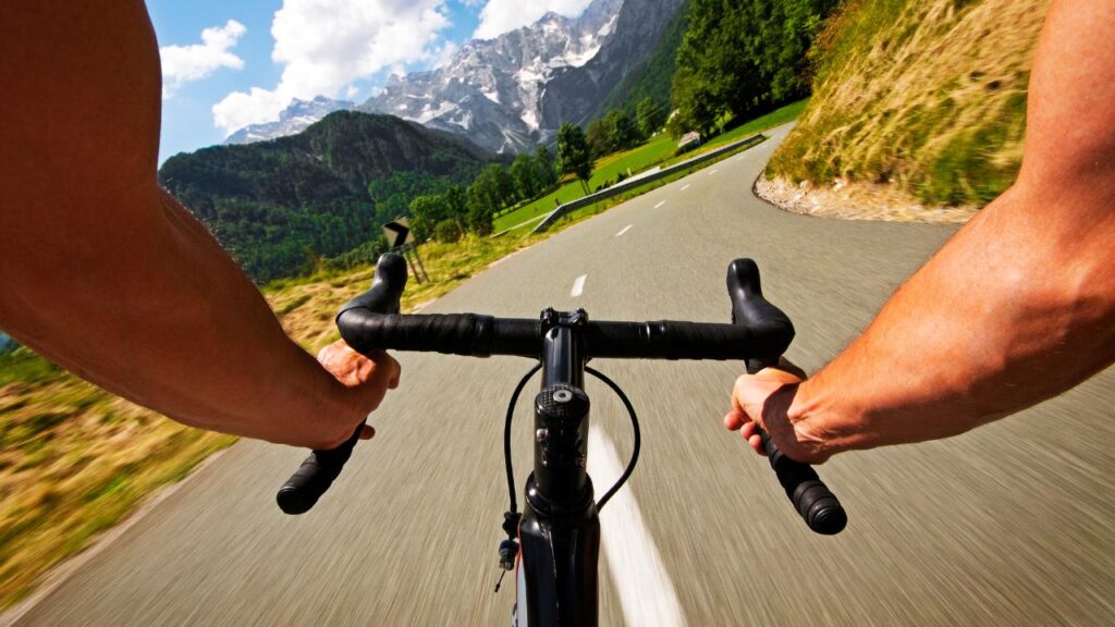 imagem em primeira pessoa de homem praticando o ciclismo