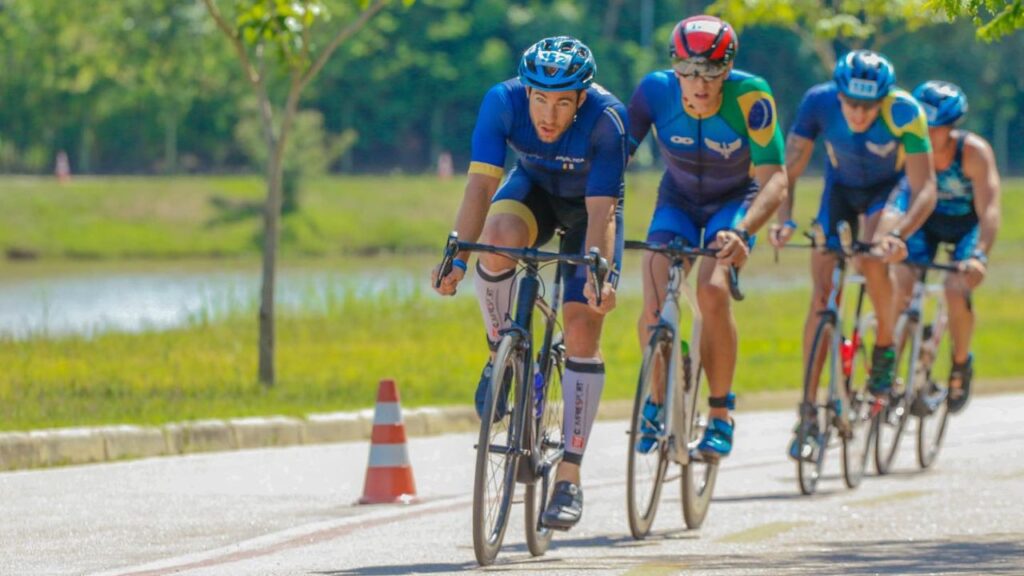 atleta probiotica pedalando em grupo