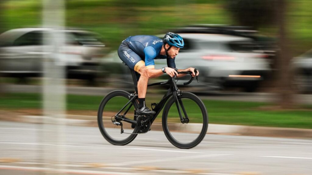 atleta probiótica pedalando