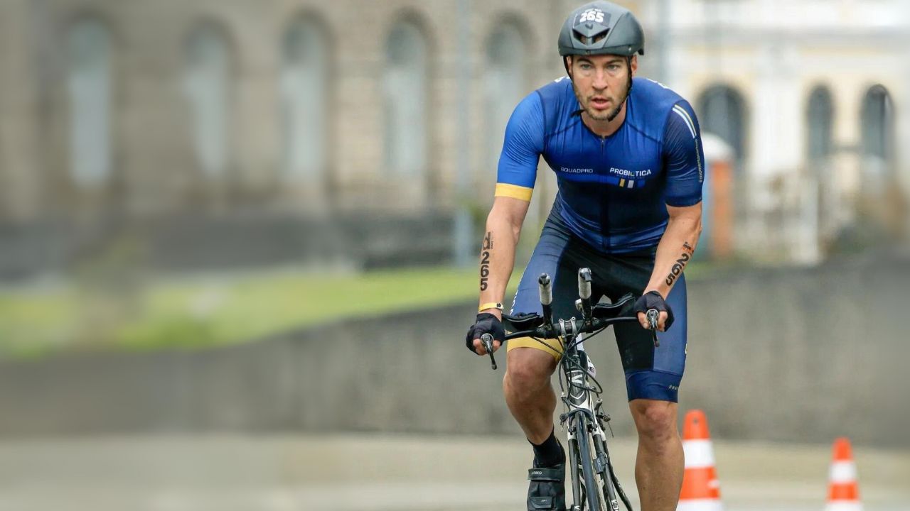 homem praticando ciclismo