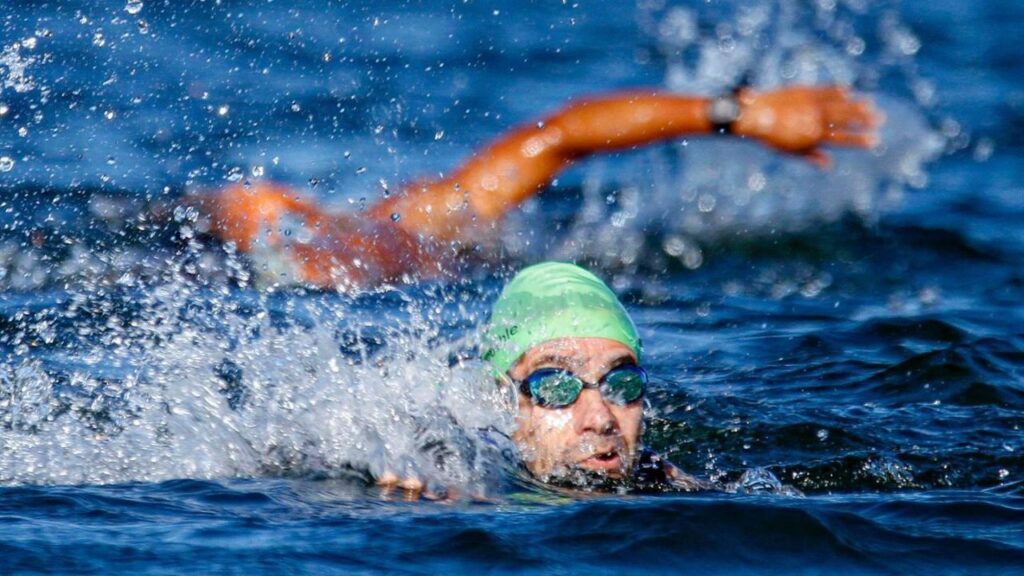 atleta probiótica praticando natação em mar aberto