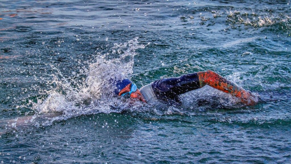 atleta probiótica praticando natação em mar aberto