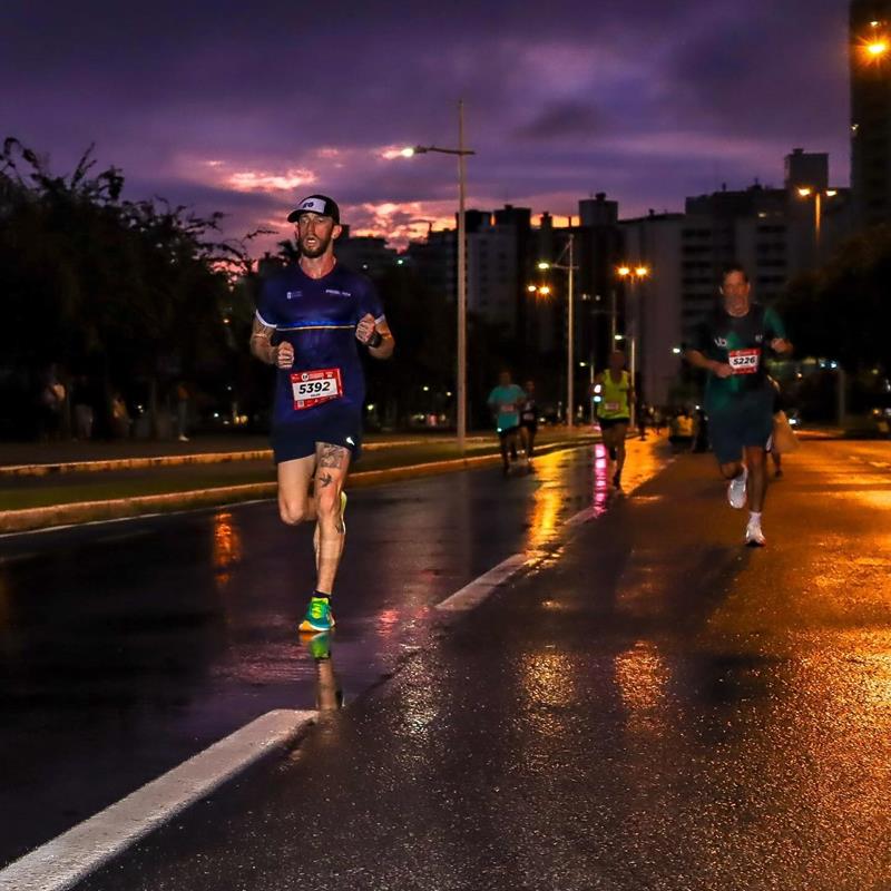 atleta probiotica correndo durante a noite