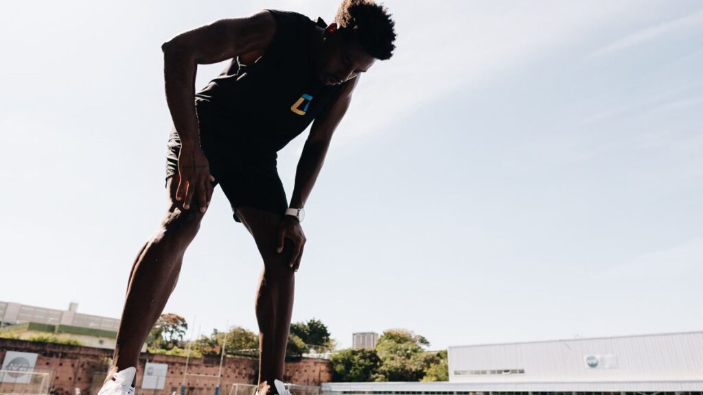 atleta probiótica Paulo Andre praticando atletismo em pista de treino