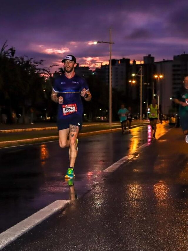 atleta probiotica correndo durante a noite