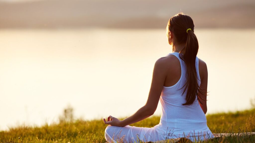 mulher meditando na natureza