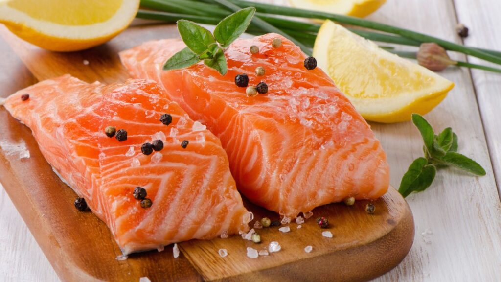 salmão alimento anti-inflamatorio para prevenir lesões no esporte