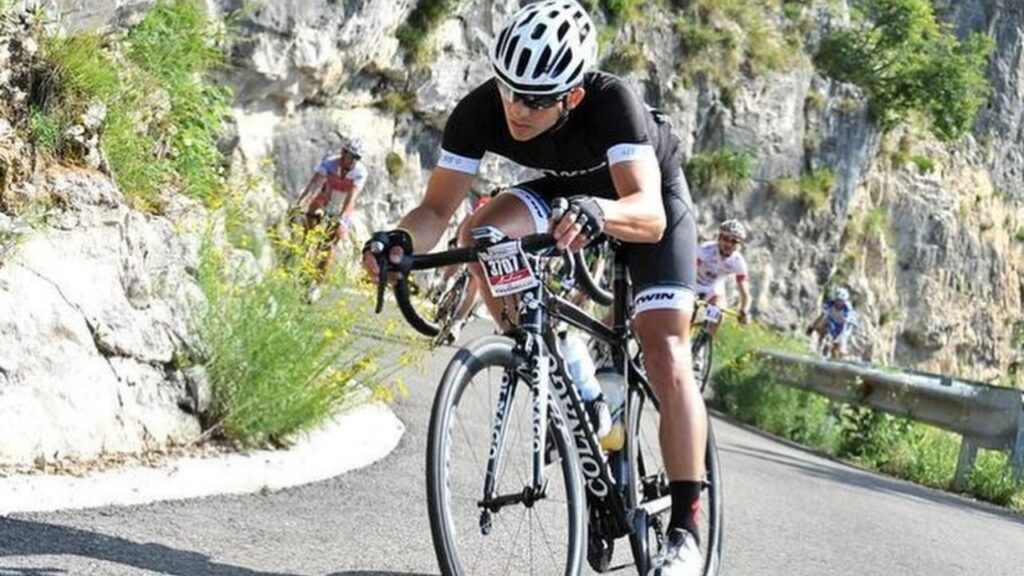 atleta probiótica praticando ciclismo em estrada nas montanhas