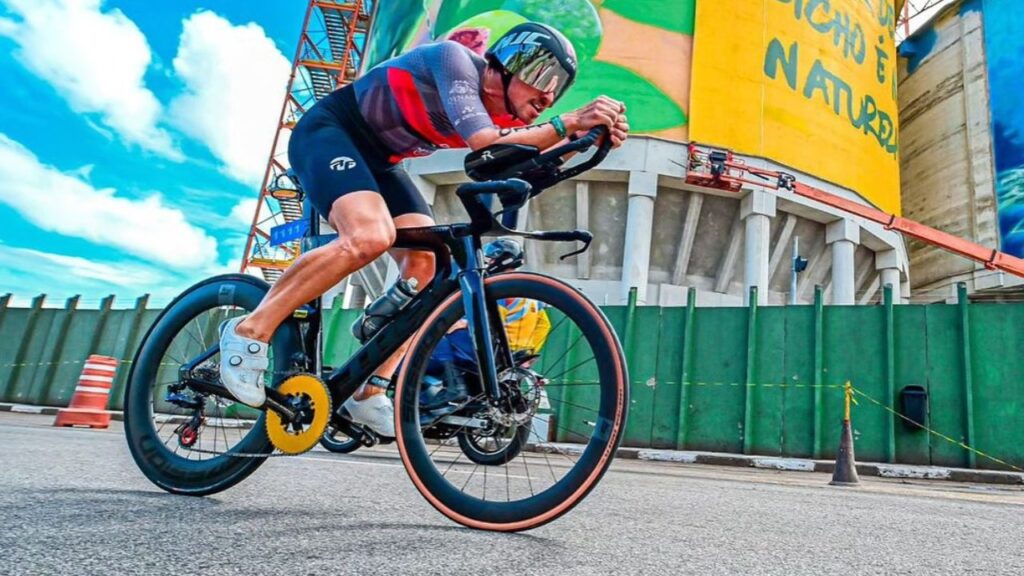 atleta probiótica praticando ciclismo