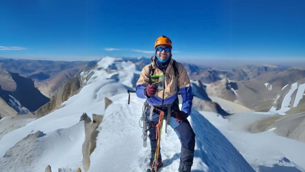 atlela Probiótica segurando pacote de carb up gum ao praticar atividade física no frio no topo das montanhas