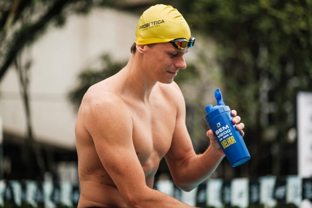 atleta cesar cielo parceiro probiótica praticando natação