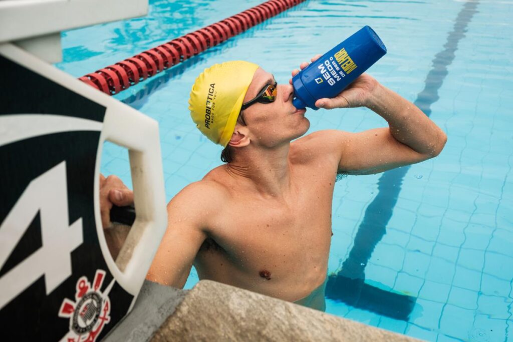 atleta César Cielo, em parceria com a Probióica, bebendo água na piscina em intervalo da natação