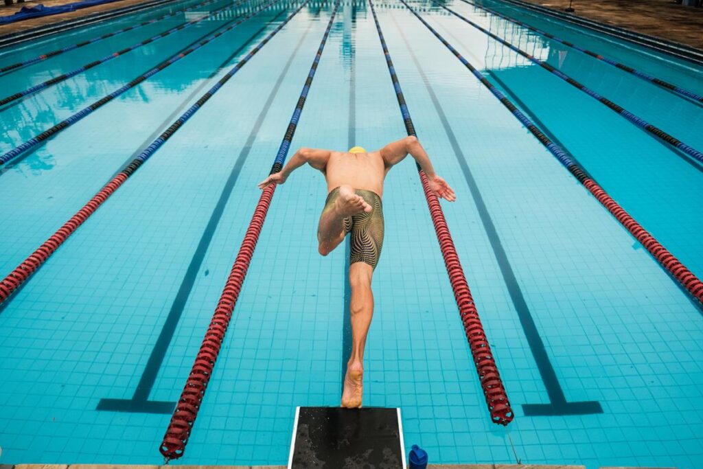 atleta cesar cielo parceiro probiótica praticando natação