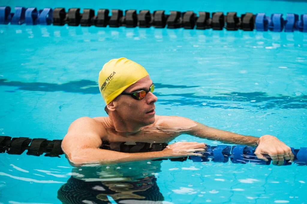 atleta César Cielo, em parceria com a Probióica, praticando natação