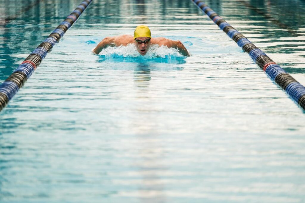 atleta cesar cielo parceiro probiótica praticando natação