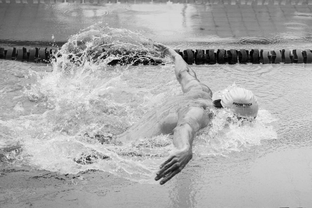 atleta cesar cielo parceiro probiótica praticando natação