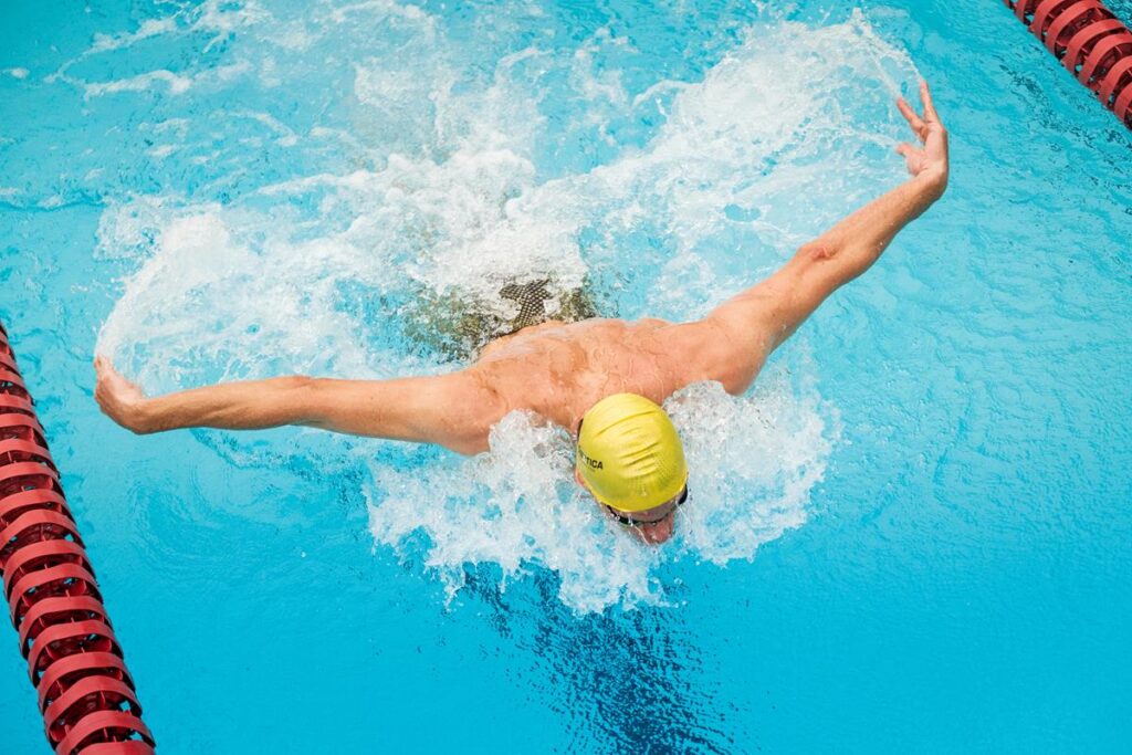 atleta César Cielo, em parceria com a Probióica, praticando natação em piscina com raias