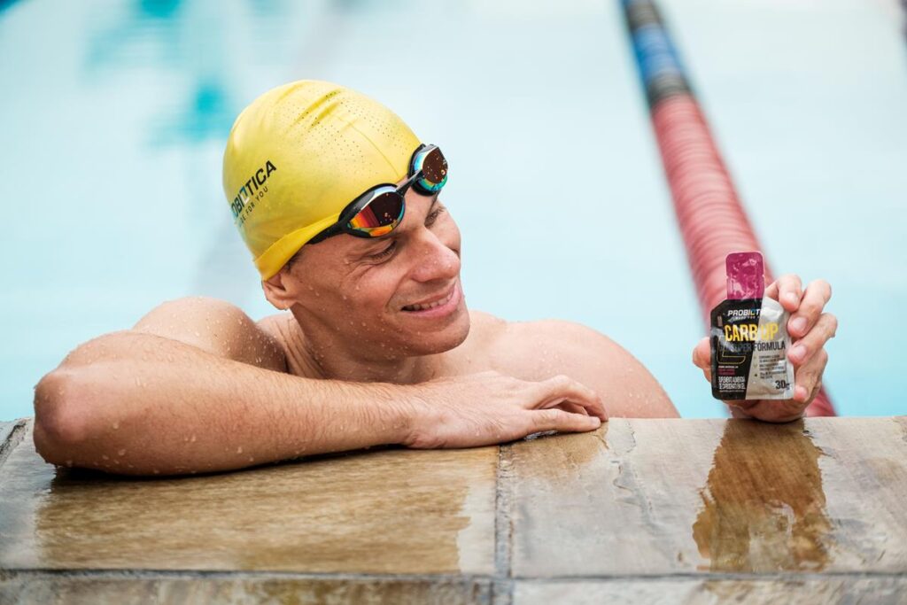 atleta César Cielo, em parceria com a Probióica, utilizando gel carb up para prática de natação