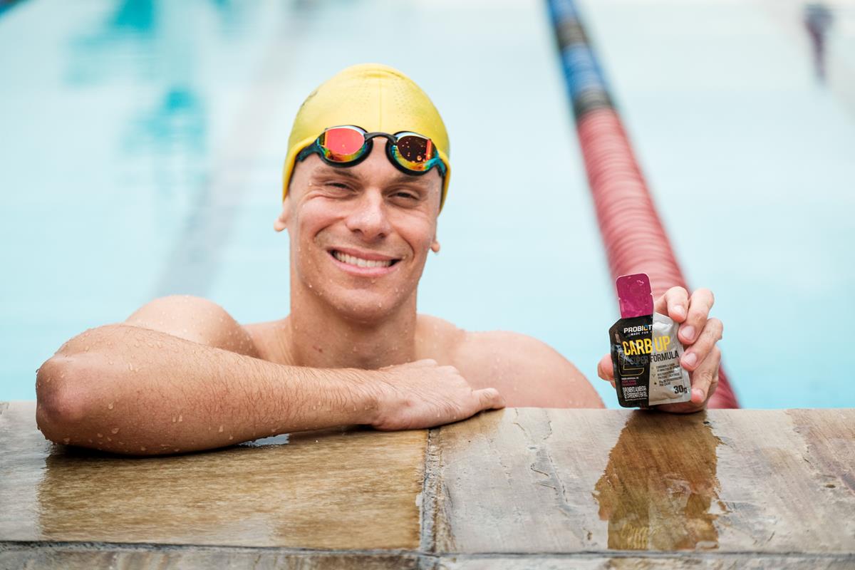 atleta cesar cielo parceiro probiótica praticando natação