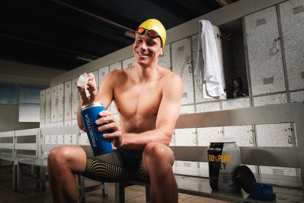 atleta cesar cielo parceiro probiótica praticando natação