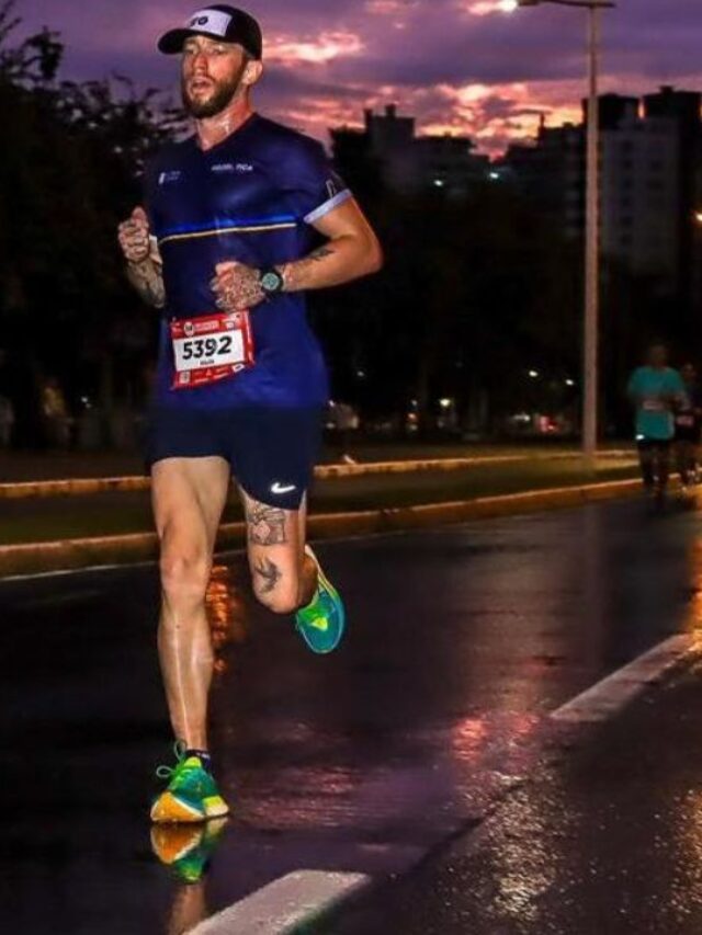 atleta probiótica correndo durante a noite