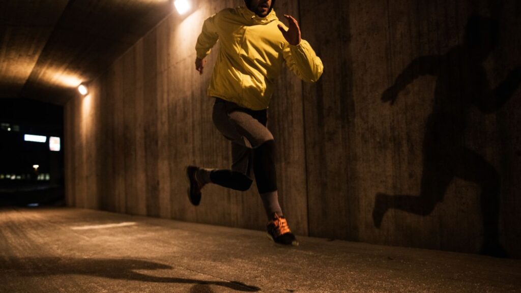 homem praticando corrida noturna