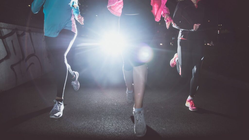 grupo de mulheres praticando corrida noturna