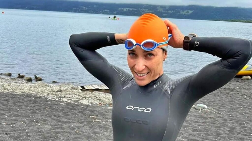 atleta probiótica se preparando para praticar natação no mar