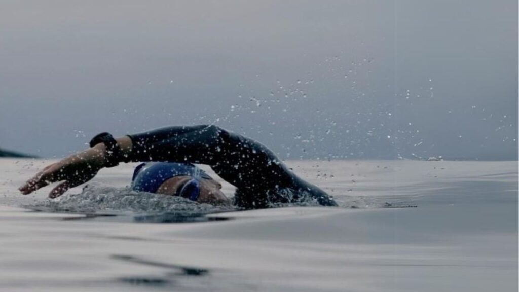 atleta probiótica praticando natação no mar