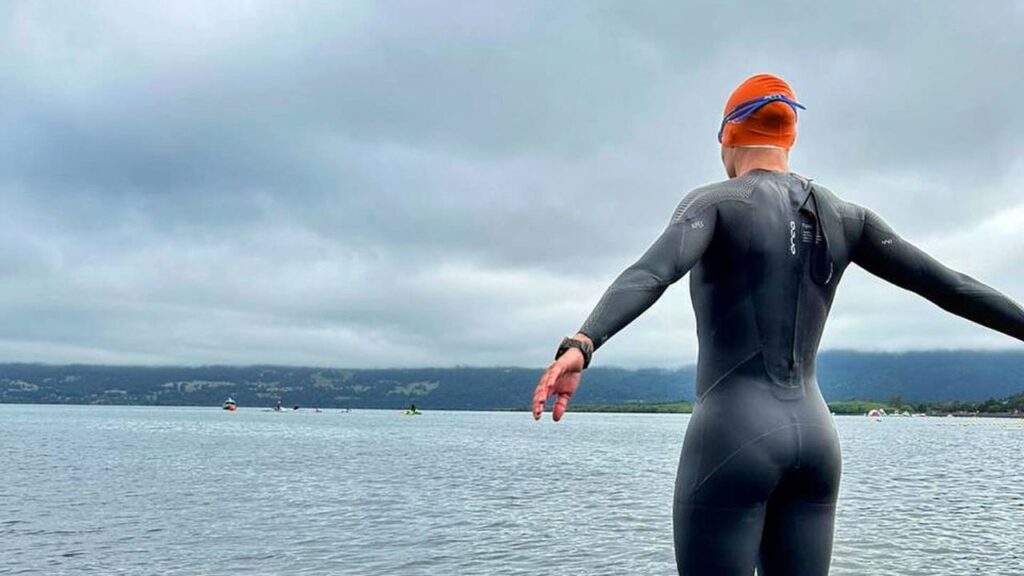 atleta probiótica se preparando para praticar natação no mar