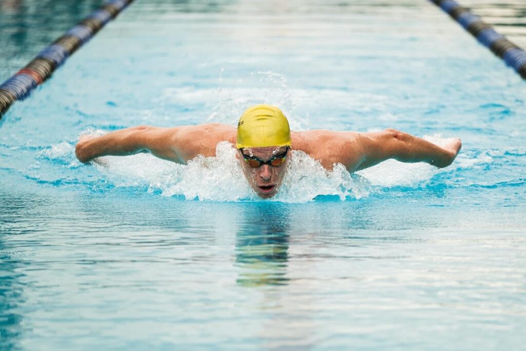 atleta César Cielo, parceiro da Probiótica, praticando natação