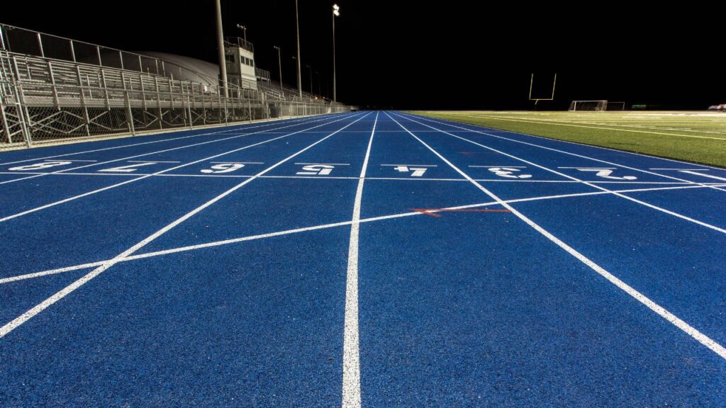 pista de atletismo à noite