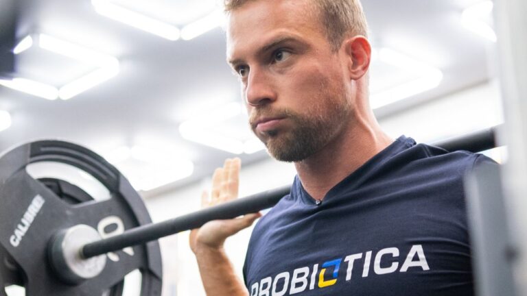 atleta probiótica treinando em academia