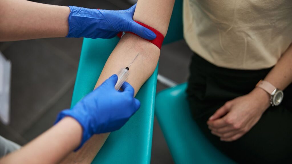 profissional da saúde realizando exame de sangue em paciente