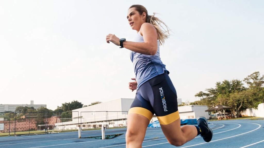 atleta Probiótica praticando corrida em pista de atletismo