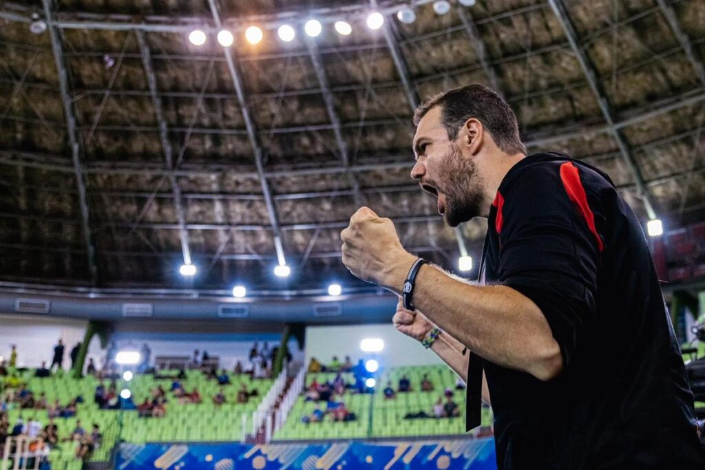 treinador Jorge Fanck em partida de tênis de mesa