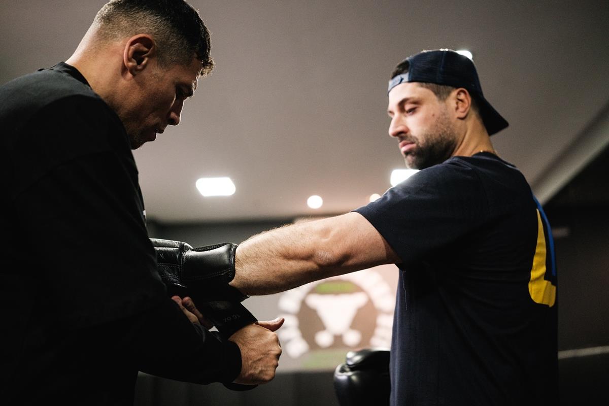 Alfredo se preparando para trein ode boxe