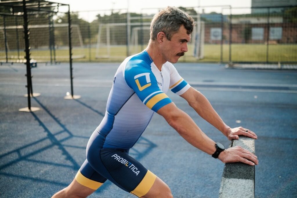 atleta probiótica realizando alongamento