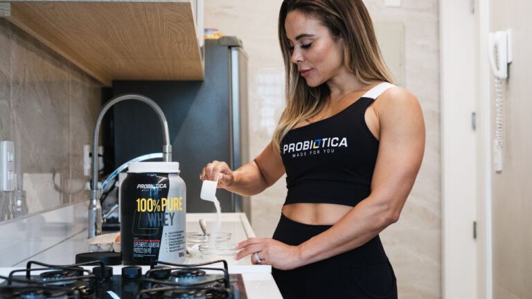 atleta Bruna Ribas utilizando whey protein da probiótica