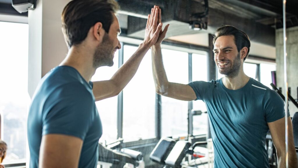 atleta fazendo hi-five no espelho