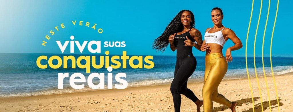 mulheres correndo na praia durante o verão