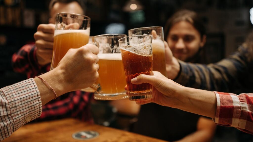 pessoas consumindo cerveja em um bar