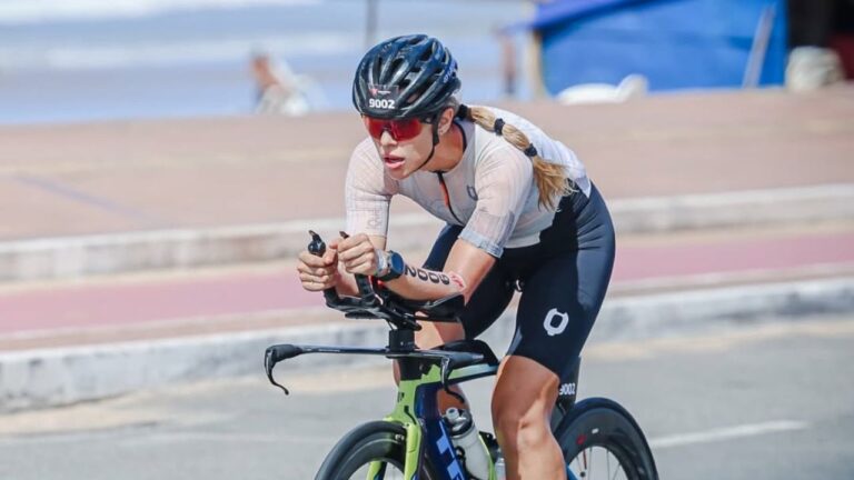 atleta amanda galardo durante prova de ciclismo