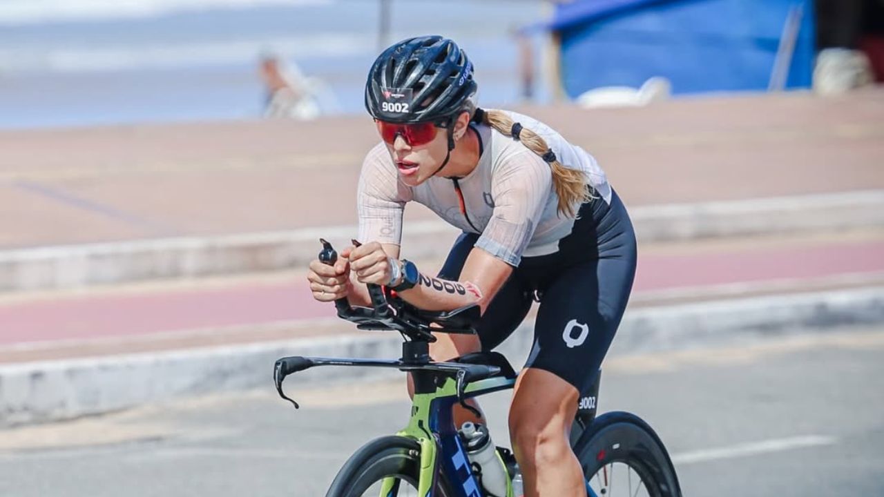 atleta amanda galardo durante prova de ciclismo