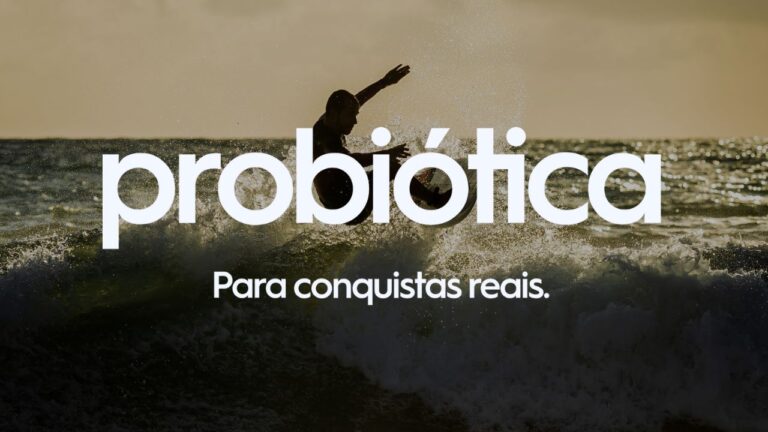 surfista pegando onda