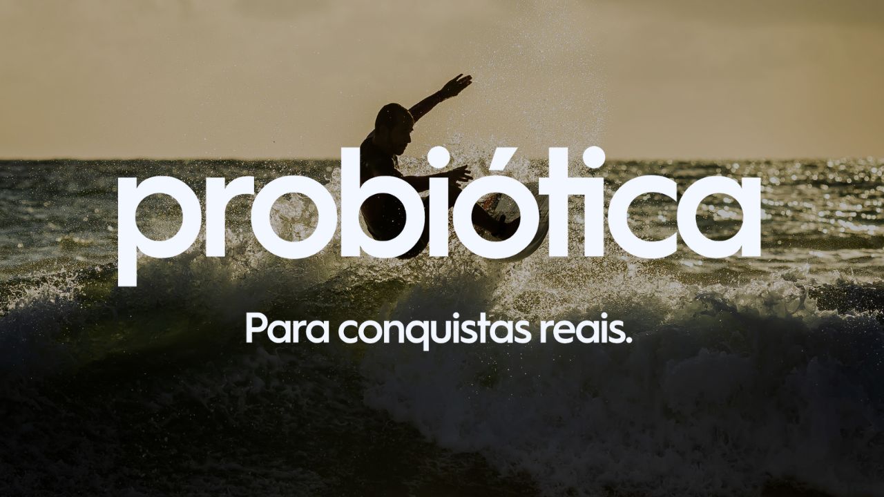 surfista pegando onda
