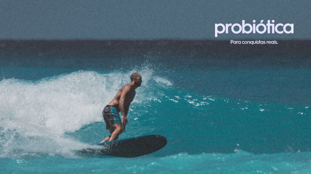 surfista pegando onda